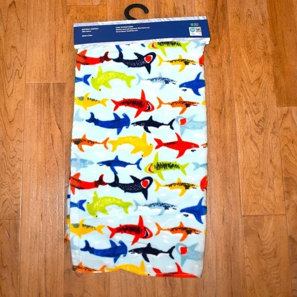 NWT Tommy Bahama Shark Print Kids Hooded Towel 24" x 48" Blue Red Yellow - Picture 2 of 5